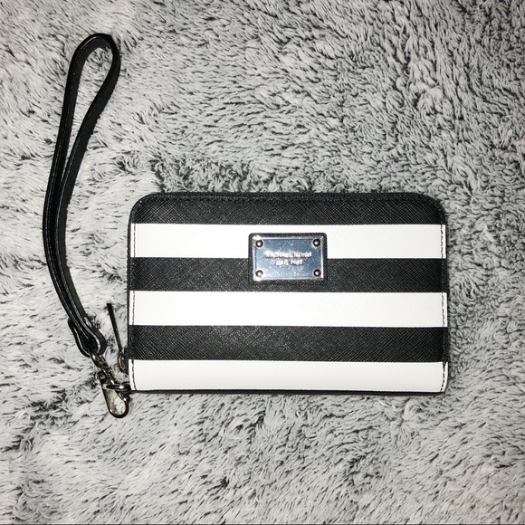 Michael Kors Handbags - AUTHENTIC Michael Kors Wristlet Wallet